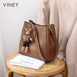 Large capacity shoulder bag made of genuine leather