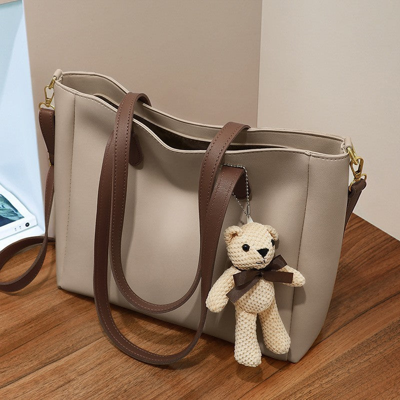 Large capacity shoulder bag made of genuine leather
