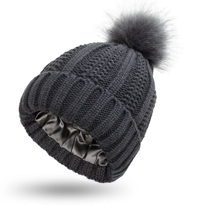 Modische dehnbare Strickmütze mit Satinfutter und Totenkopf für Frauen, Kunstfell-Bommelmütze, Wintermütze zum Warmhalten
