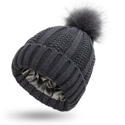 Modische dehnbare Strickmütze mit Satinfutter und Totenkopf für Frauen, Kunstfell-Bommelmütze, Wintermütze zum Warmhalten