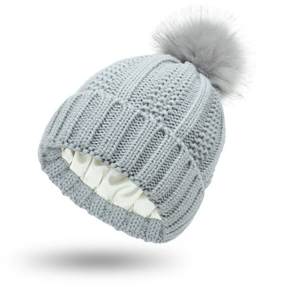 Modische dehnbare Strickmütze mit Satinfutter und Totenkopf für Frauen, Kunstfell-Bommelmütze, Wintermütze zum Warmhalten
