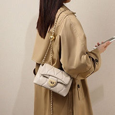 Large capacity shoulder bag made of genuine leather