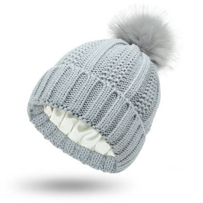 Modische dehnbare Strickmütze mit Satinfutter und Totenkopf für Frauen, Kunstfell-Bommelmütze, Wintermütze zum Warmhalten