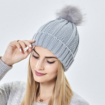 Modische dehnbare Strickmütze mit Satinfutter und Totenkopf für Frauen, Kunstfell-Bommelmütze, Wintermütze zum Warmhalten