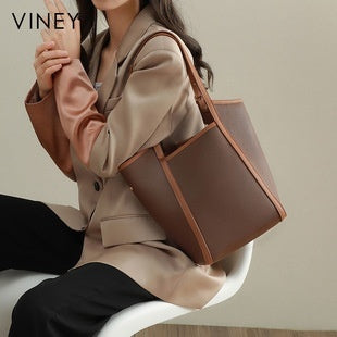 Large capacity shoulder bag made of genuine leather